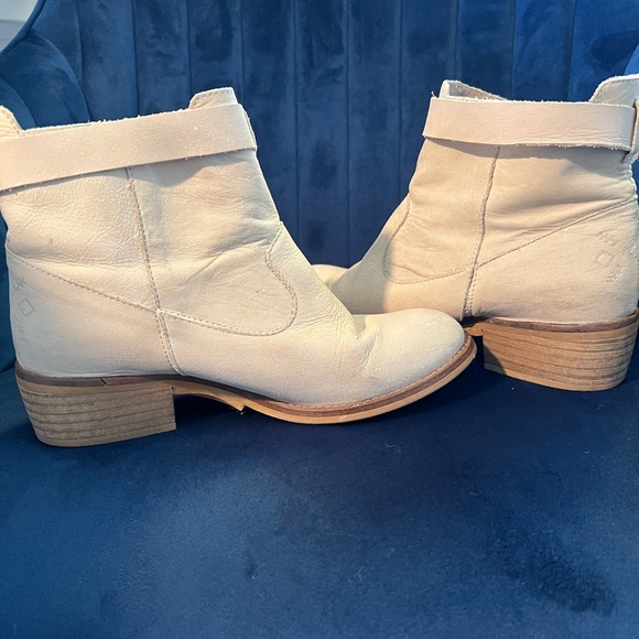 Cream suede booties - Picture 3 of 9